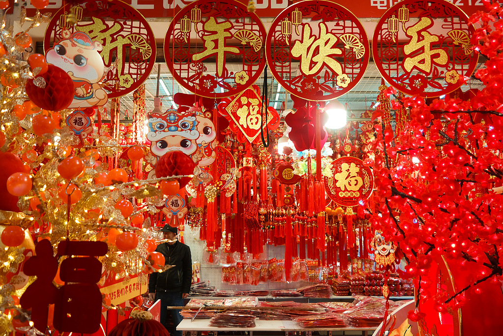 Las decoraciones con temática de serpiente inundan los mercados de Shanghai