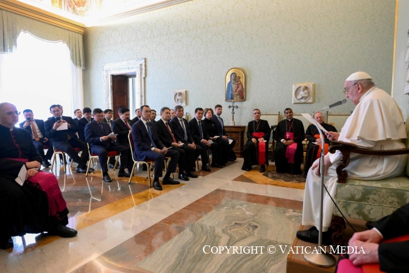 El Papa exhortó al foro de las religiones de Kazajistán: no a la «retórica de guerra»