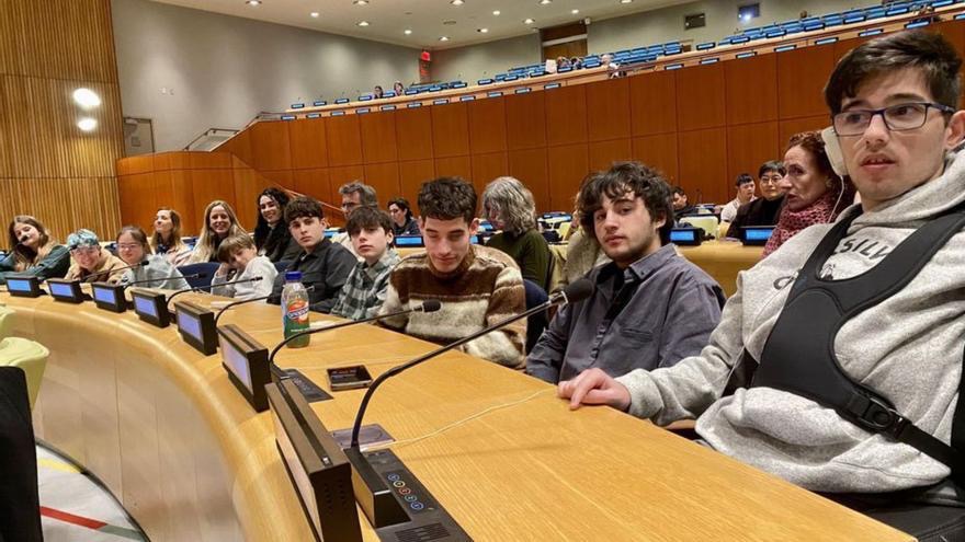 Martín Zabaleta (4º dcha.), en la sede de la ONU en Nueva York, junto a sus compañeros de “Estudiantes por la inclusión”. / QUERERLAESCREARLA