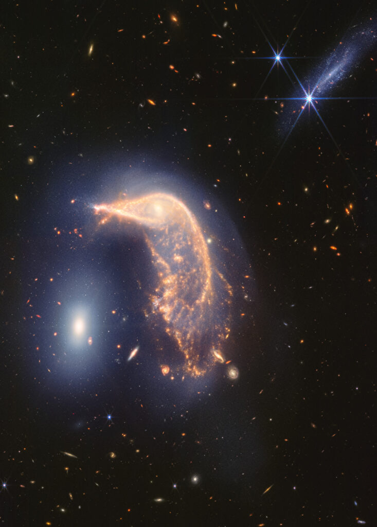 El pingüino y el huevo: el ‘James Webb’ capta la espectacular danza de dos galaxias
