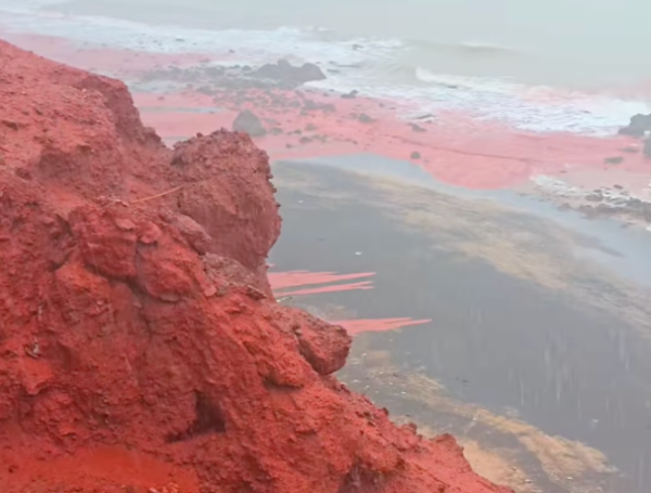 La lluvia cae y el mar se vuelve rojo: el impactante episodio vivido en la isla de Ormuz