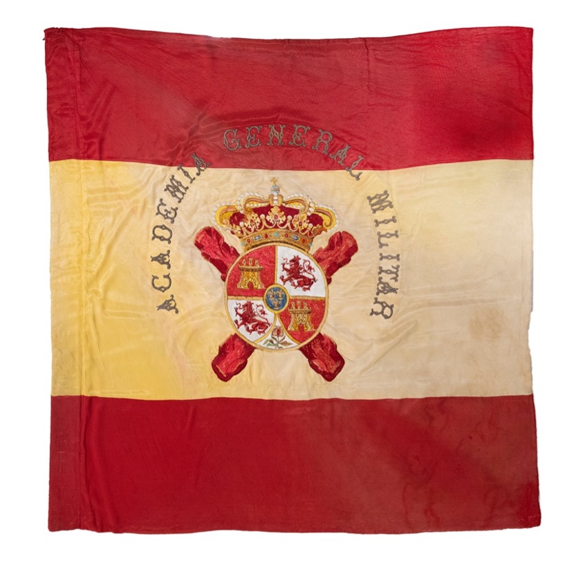 La Real Fábrica de Tapices restaura la bandera original de la Academia General Militar de Zaragoza