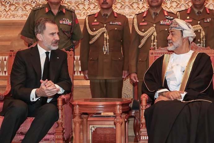 Archivo - El rey Felipe VI de España (izq.) se reúne con el recién entronizado sultán de Omán, Haitham bin Tariq Al Said, para expresar sus condolencias por el fallecimiento del sultán Qaboos bin Said Al Said. A 14 de enero de 2020.