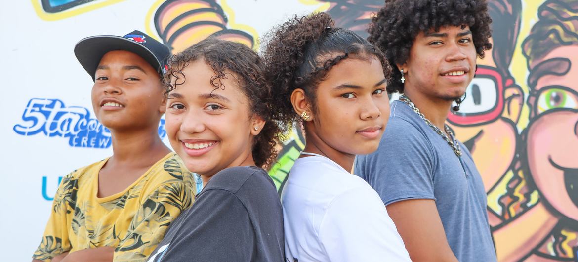 Cuatro jóvenes integrantes un grupo de arte en el norte de Colombia.