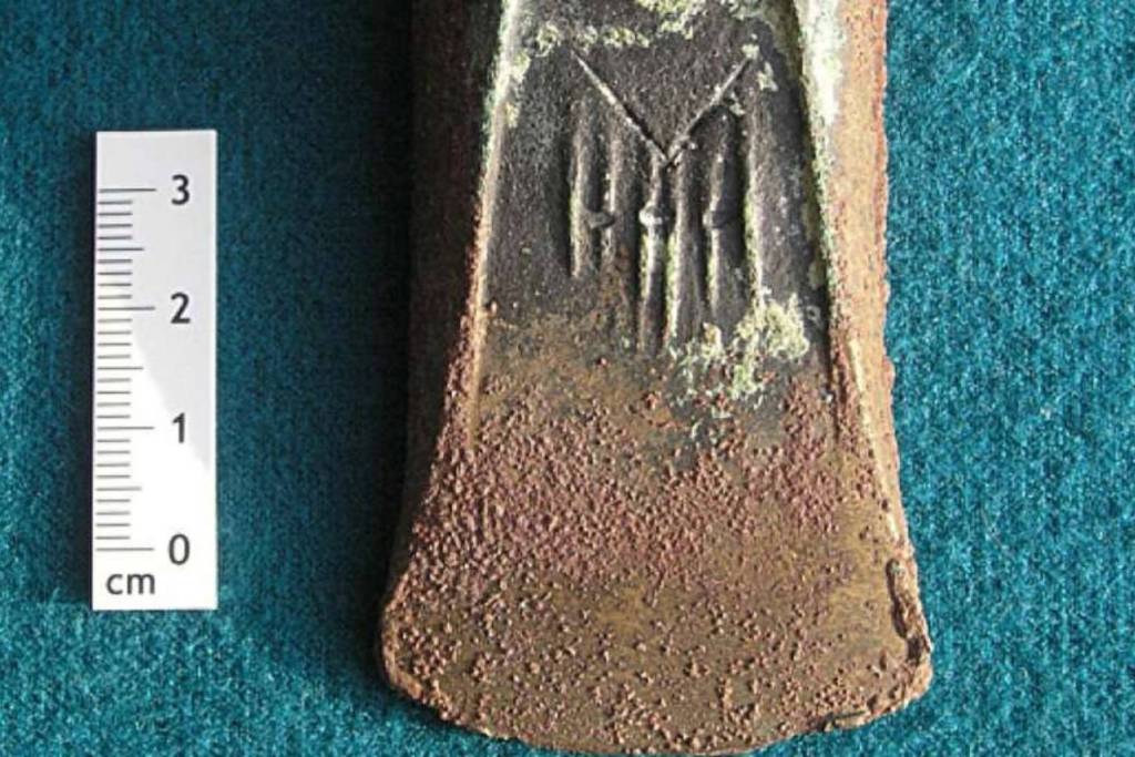 Hacha de bronce hallada en el yacimiento de Semiyarka