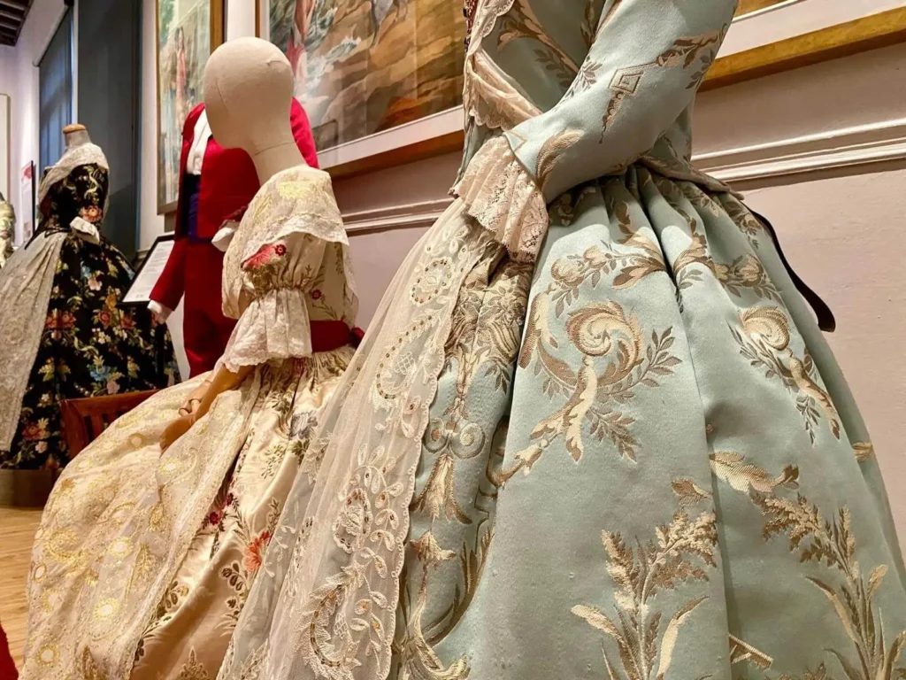 El Museo de la Seda inaugura en la RFT una exposición de indumentaria valenciana