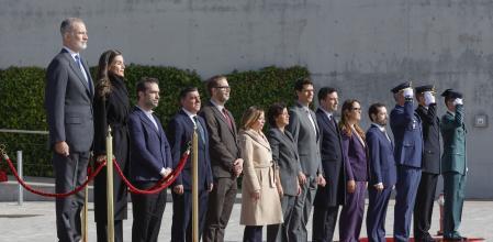 Los reyes de España tienen una despedida oficial con honores militares en su viaje de Estado a la República Popular China, este domingo en el Aeropuerto Adolfo Suárez Madrid-Barajas. EFE/Zipi Aragón
