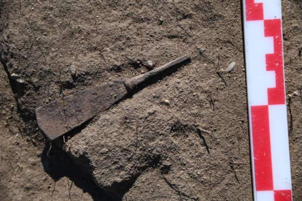 Objeto de bronce hallado en el yacimiento de Semiyarka