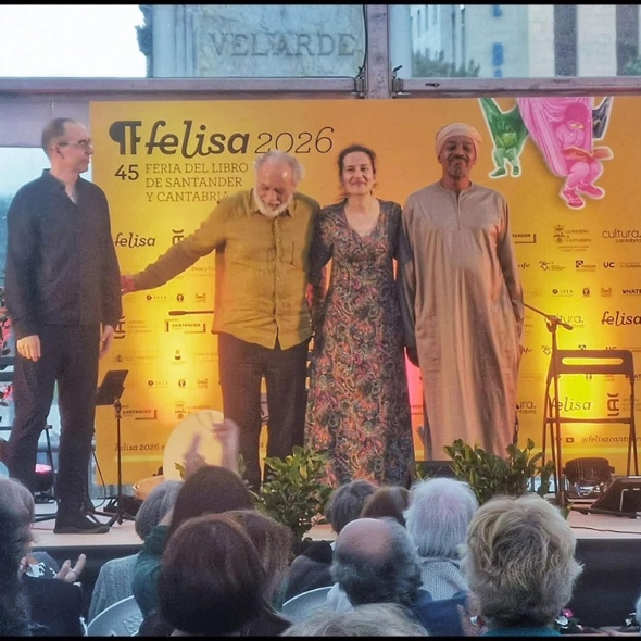 Puede ser una imagen de una o varias personas, clarinete, acordeón y texto